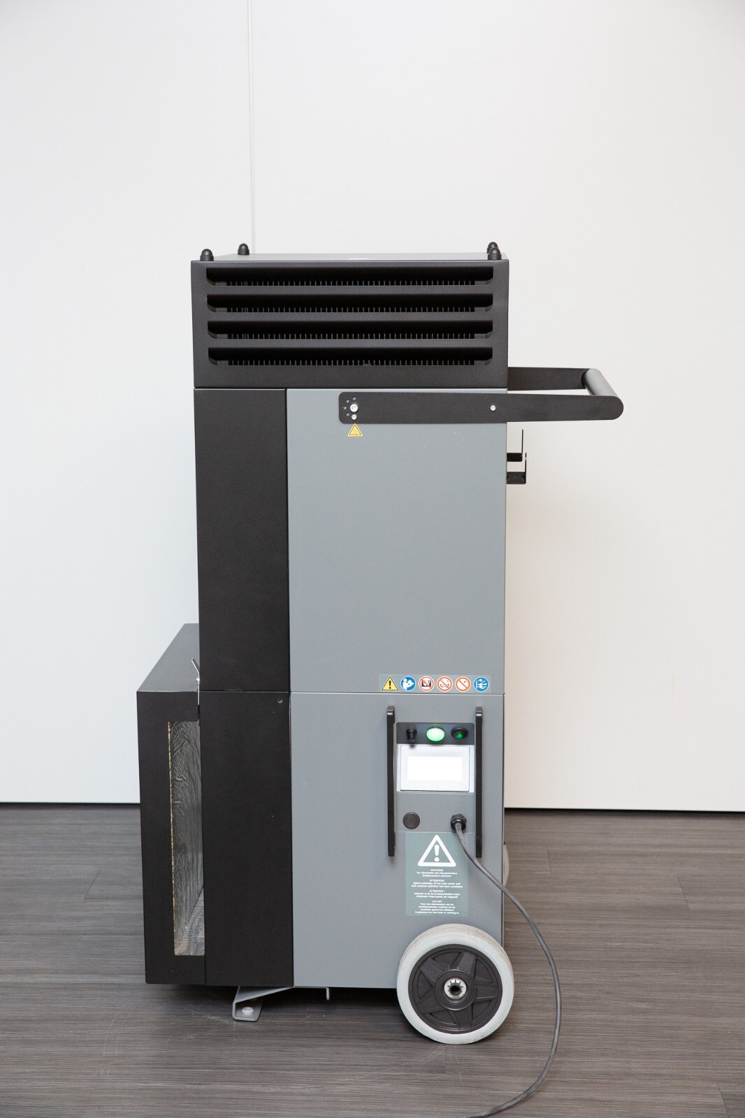 Trotec TAC V+ von der Seite mit Bedienfeld
